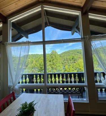 Les Pays-d'en-Haut Regional County Municipality Ski Chalet | Chalet Alpin Suisse Au Bord Du Lac