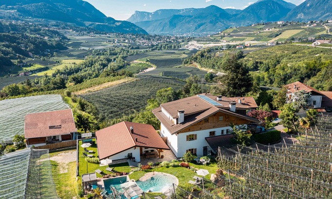 Caines Ski Chalet | Chalet "Apfel Feld-Hof" with Whirlpool, Saltwater Pool and Terrace