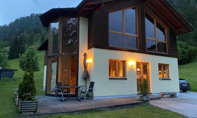Russbach am Pass Gschuett Ski Chalet | Chalet 'Skiblickhaus' with Mountain View, Private Terrace and Wi-Fi