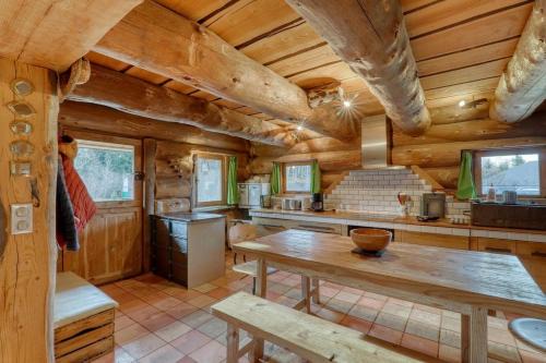 Picherande Ski Chalet | Chalet au bord d'un étang privé, Massif du Sancy