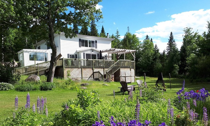 Shannon Ski Chalet | Chalet au Bord de L'eau Avec Spa, île et Plage Privées