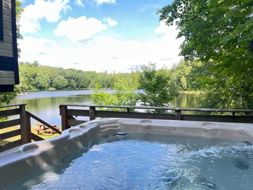 Saint-Calixte Ski Chalet | Chalet au bord du lac Bécaud -spa - paddle - foyer