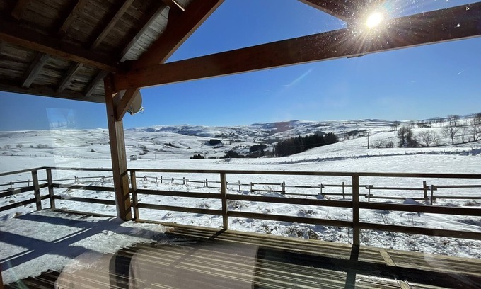 Montgreleix Ski Chalet | Chalet au Calme Avec vue sur les Monts du Cézallier