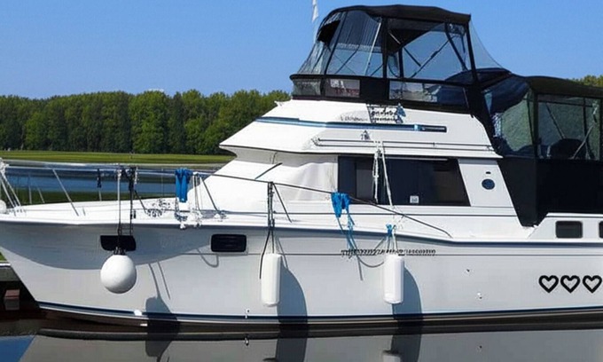 Ville-Marie Boat Rental | Chalet Boat in the heart of Montreal