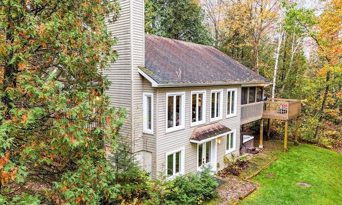 Brebeuf Ski Chalet | Chalet Bord de Rivière Tranquille & Privé Spa Billard Quai a 20 min de Tremblant