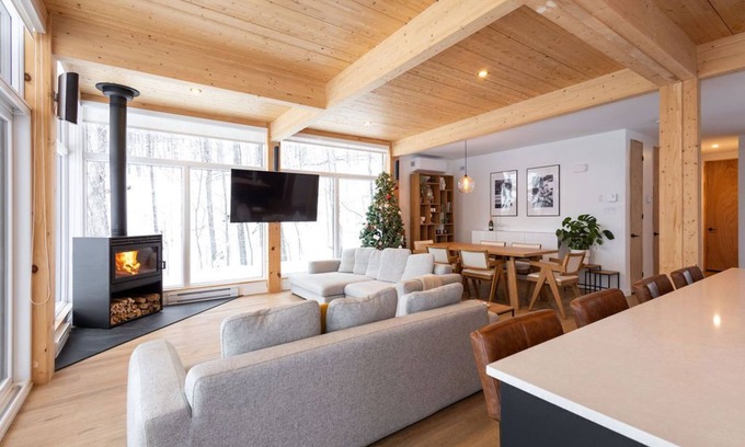 Saint Donat Ski Chalet | Chalet Le Versant : Luxe et Plein air en Montagne à St-donat. Chien Accepté!