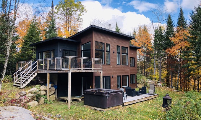 St-Adolphe-d'Howard Ski Chalet | Chalet Moderne et Lumineux sur une rue Tranquille Avec 4 Chambres, Foyer, spa