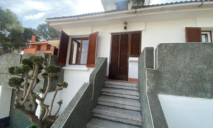 Tamarit House | Chalet cerca a la playa con jardín y barbacoa