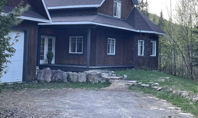 Saint Donat Ski Chalet | Chalet Chaleureux sur Terrain Boisé à Proximité de ma