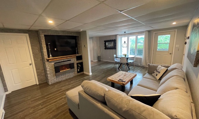 Rock Forest Ski Chalet | Chalet Condo sur le Bord de L'eau Avec Quai Magog