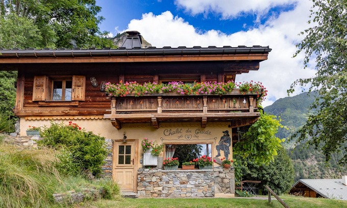 Servoz Ski Chalet | Chalet 'D'un Guide De Haute Montagne' with Private Garden and Wi-Fi