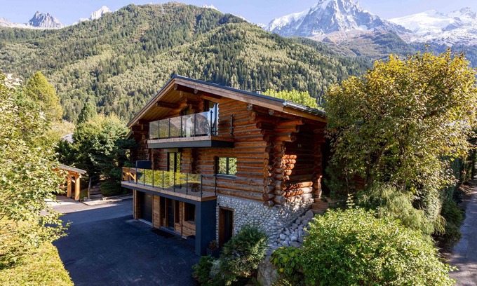 Chamonix-Mont-Blanc Ski Chalet | Chalet des Cimes - a self catered chalet that sleeps 8 guests in 4 bedrooms