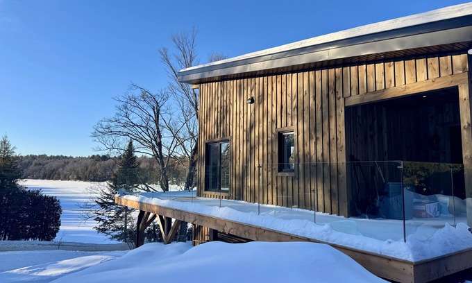 Gore House | CHALET DU COLONEL BARRON – Grand chalet neuf au bord de l’eau
