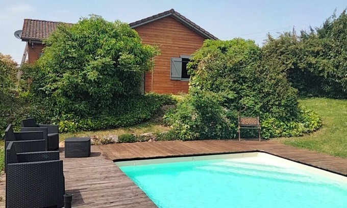 Douville Ski Chalet | Chalet en bois avec piscine privée. Animaux acceptés
