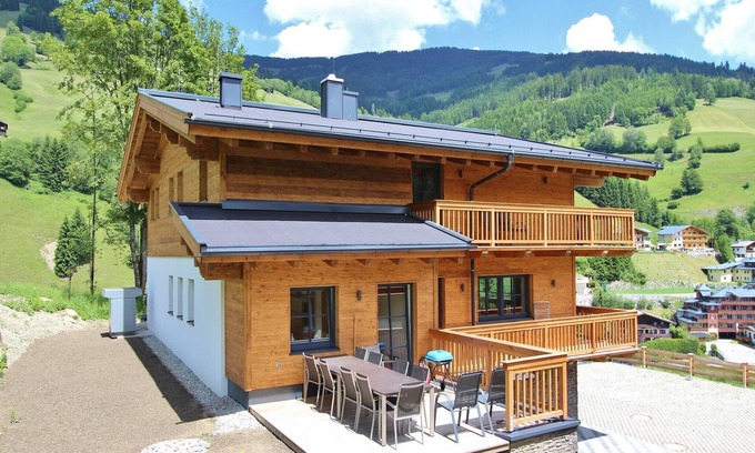 Vorderglemm Ski Chalet | Chalet in Saalbach by Ski Lift & Slopes