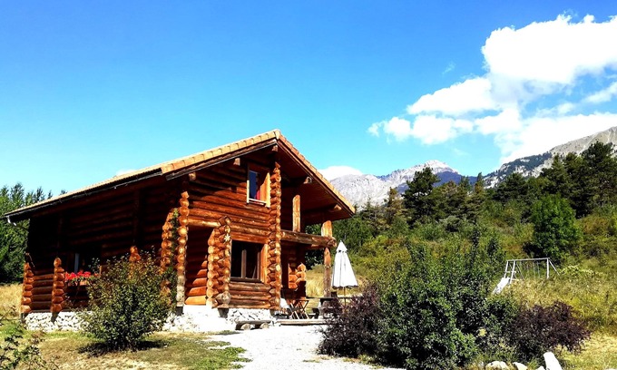 Chorges Cottage | Chalet in logs of raw wood in south's alps . quiet, space and comfort