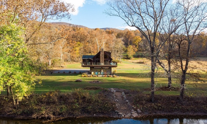Great Cacapon Ski Chalet | Chalet In West Virginia on the Cacapon River. Sleeps 8