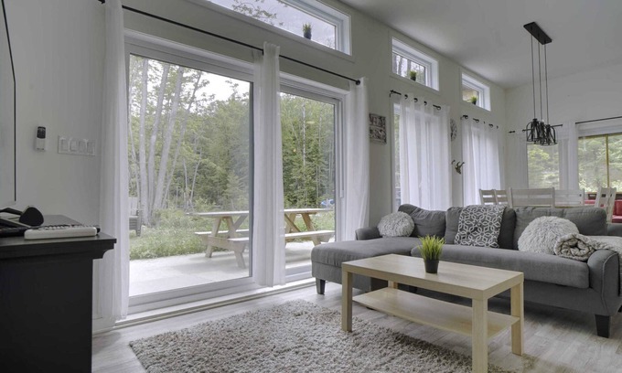Chertsey Ski Chalet | Chalet L'Écureuil (waterfront, modern, spa, BBQ)