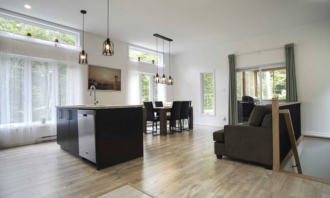 Chertsey Ski Chalet | Chalet le Cerf (modern, spa, BBQ, waterfront lake Lili)
