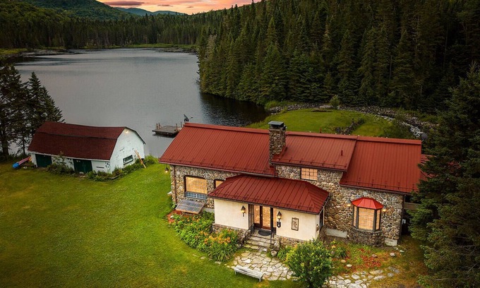 Val-des-Lacs House | Chalet Le Chateau with Guest House on the lake, waterfall, SPA, BBQ, pool table