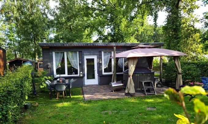 Lanaken Cabin | Chalet met hottub op jocomo park