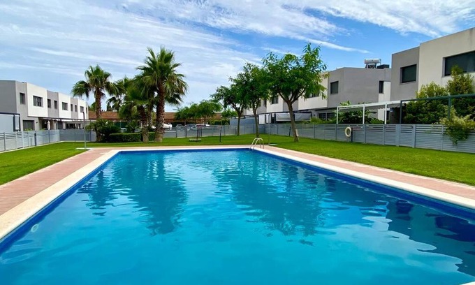 Miami Platja Apartment | Chalet moderno con piscina en Mont - roige Bahia