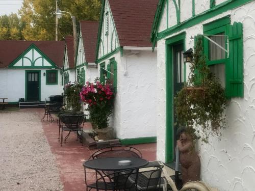 Custer Hotel | Chalet Motel