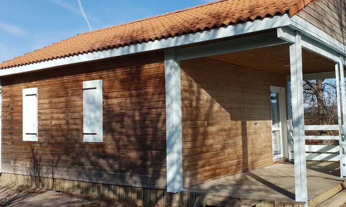 Blavignac Ski Chalet | Chalet 'Myosotis Pour 6 Prix Weekend' with Mountain View, Shared Pool and Wi-Fi