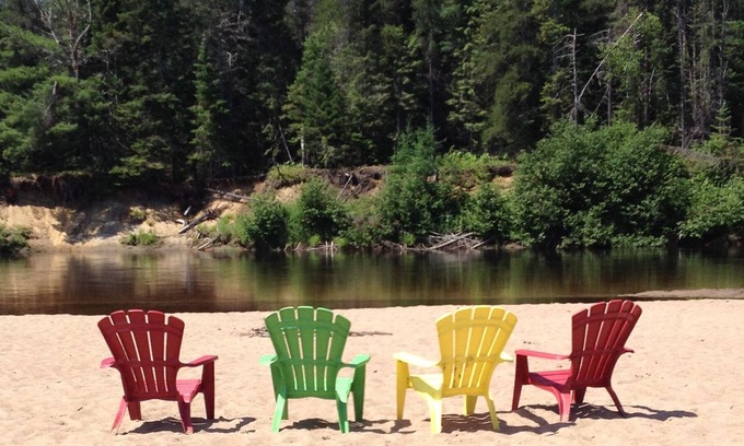 Riviere-Rouge Ski Chalet | Chalet Paradise on the river Rouge with a magnificent sandy beach