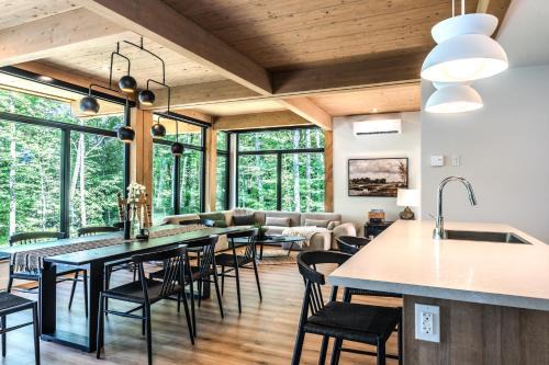 Labelle Ski Chalet | Chalet Van Haven Nature Lake Hot Tub Fire Pit Game Room