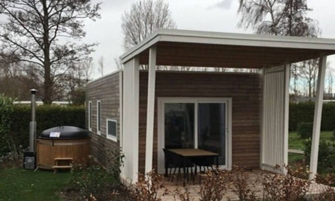 Dordtse Biesbosch Ski Chalet | Chalet with 2 bedrooms, a terrace and a hottub