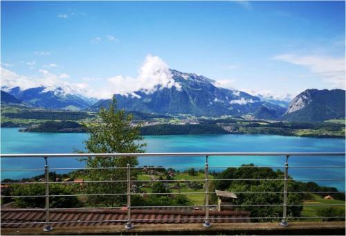 Aeschlen ob Gunten Ski Chalet | Chalet with panoramic views of the mountains of the Oberland and Lake Thun