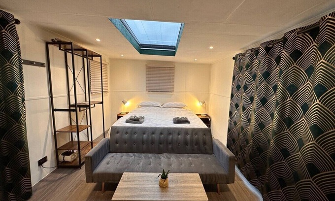 Chackmore House | Chalet with Skylight, Patio,Ensuite + HotTub/Sauna