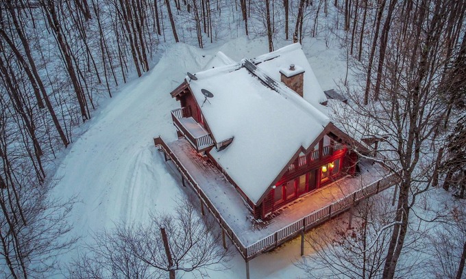 Labelle Ski Chalet | Chalet Zurri - 4 Bedrooms with Lake Access, Hot Tub and Pool Table