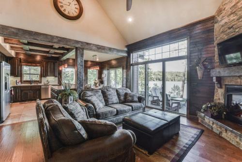 Lampe House | Chalets Resort Luxury Lakefront Villa Amazing View 2 Pools Free Amenities Dock