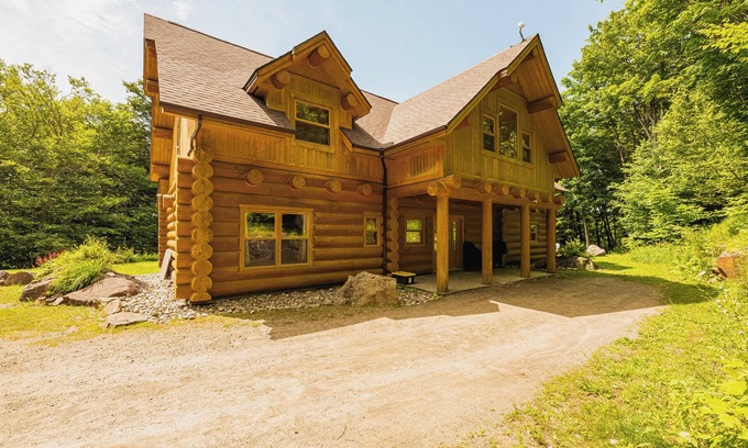 Fiddler Lake Resort Ski Chalet | ChaletsOais Luxury lakefront 5 bedroom log home with private hot tub