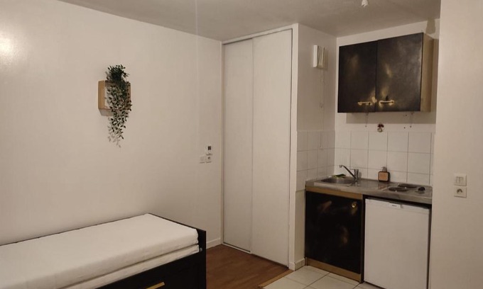 Bron Apartment | Chaleureux studio Kaïs