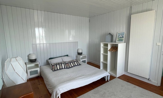 Agon-Coutainville Bed & Breakfast | Chambre à Louer, les Pieds Presque Dans le Sable!