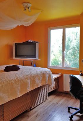 La Copechagniere House | Chambre, avec accès à la cuisine, et au jardin calme