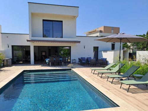 Marsillargues House | Chambre chez l'habitant dans Villa d'architecte avec Piscine chauffée