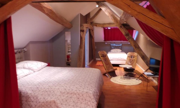 Saint-Ouen-les-Vignes Bed & Breakfast | chambre d'hôtes mansardée