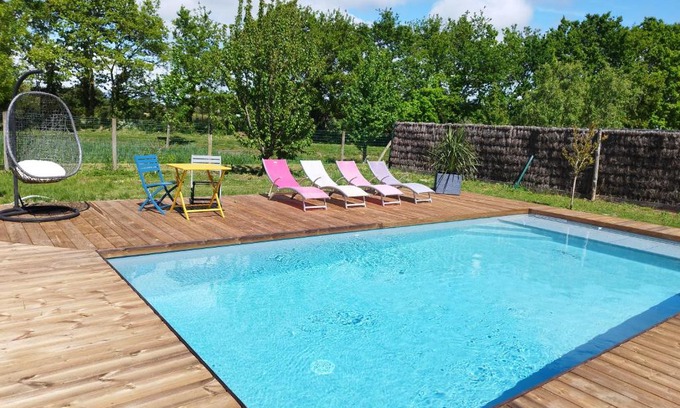 Saint-Lyphard Bed & Breakfast | Chambre d'hôtes salle d'eau et WC privés, véranda,extérieurs et piscine chauffée
