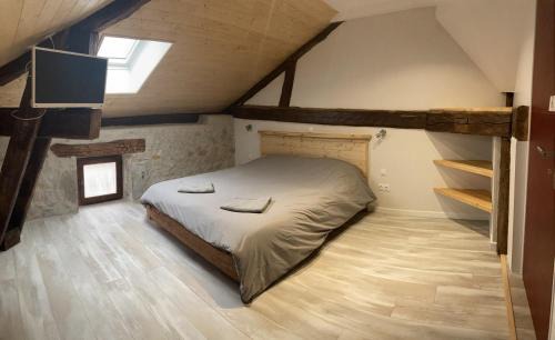Varces-Allieres-et-Risset House | chambre avec SDB privative, salon et cuisine partagés