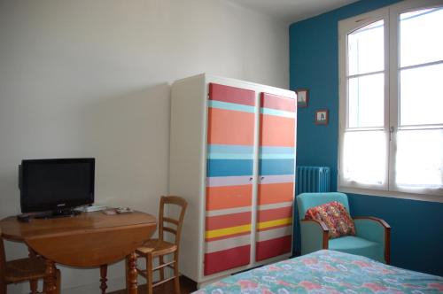 Bourg-l'Eveque House | Chambre indépendante avec salle de bains privée