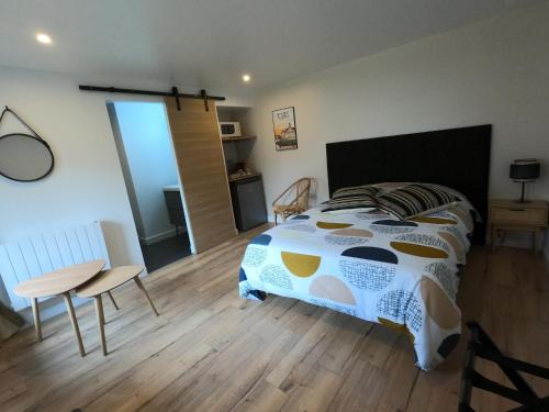 Savonnieres Bed & Breakfast | Chambre indépendante rénovée, à 2 pas de la plage