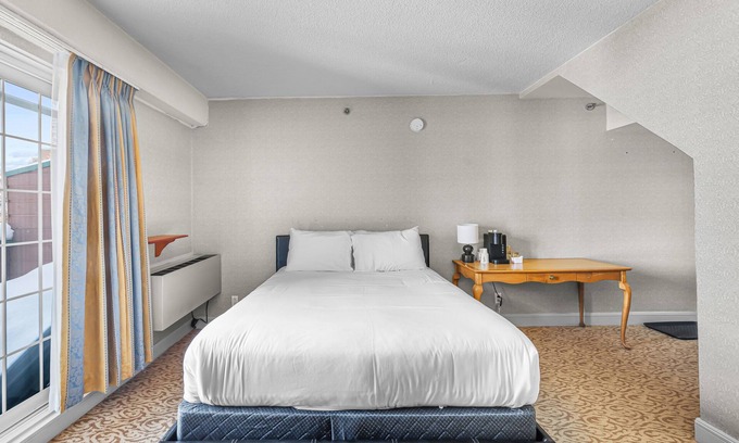 Saint-Sauveur House | Chambre Lit Queen avec balcon 01