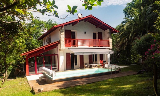 Ustaritz House | Chambre privative dans maison avec psicine