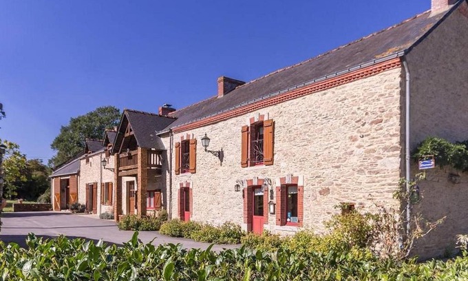 Bouvron Bed & Breakfast | Chambre rustique avec lit king-size, cheminée, petit-déjeuner et équipements pour enfants à Bouvron - FR-1-306-1249