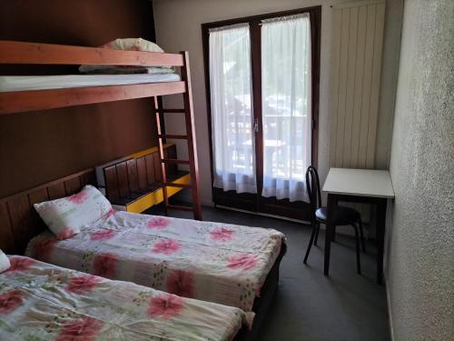 Vallouise-Pelvoux House | Chambre Triple avec Balcon et Salle de Bains Privative 4