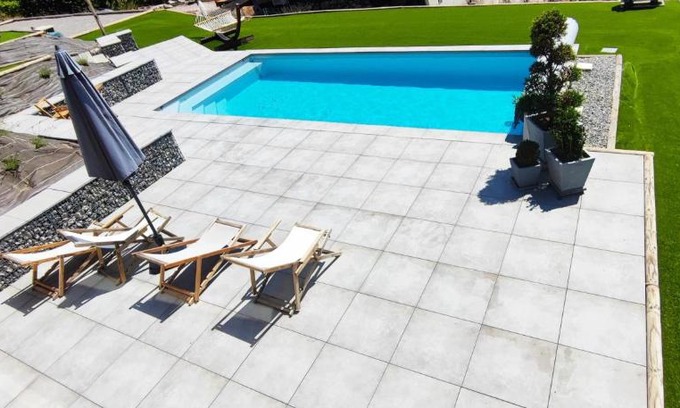 Prunieres Apartment | Chambre vue lac av piscine